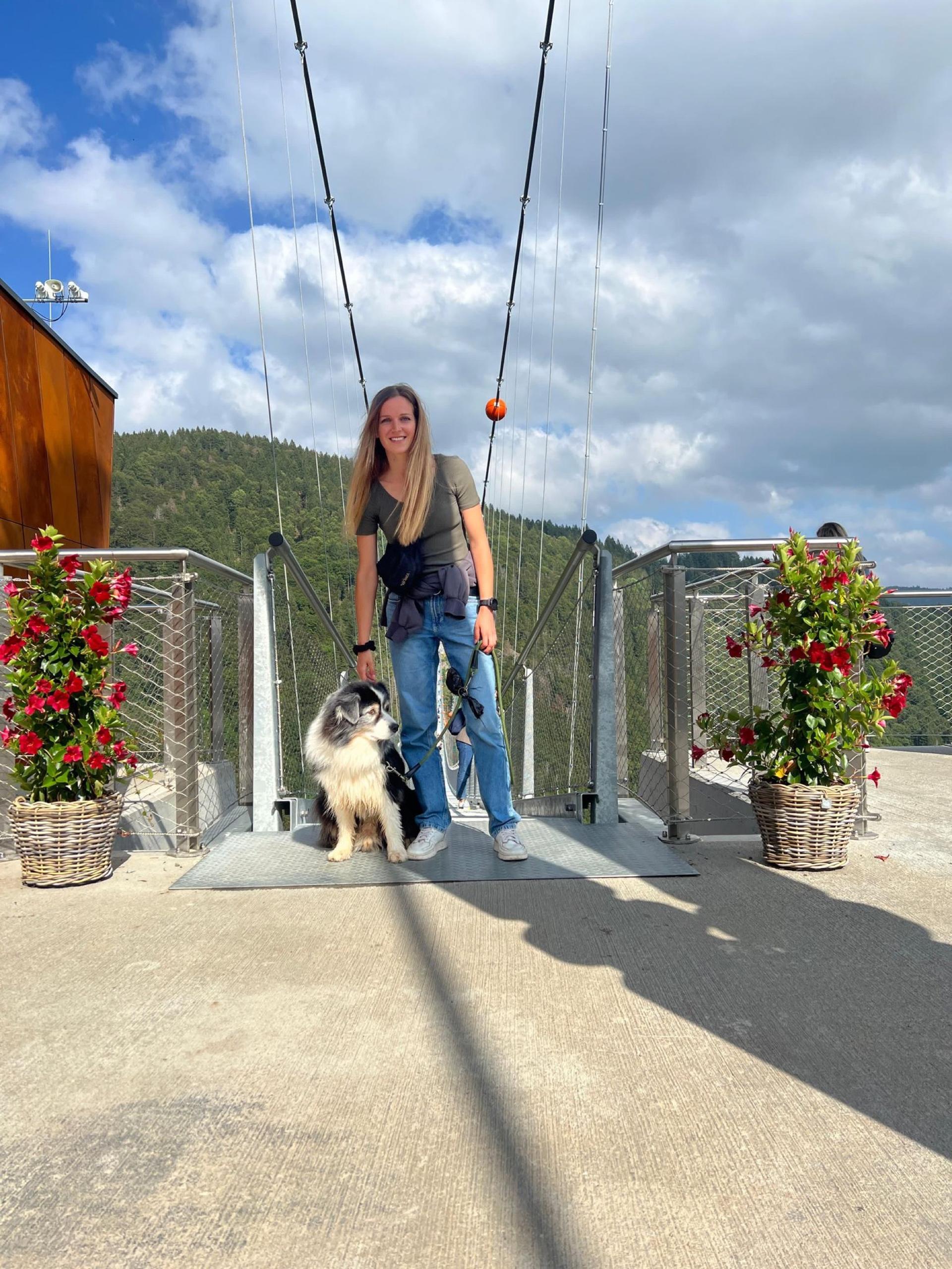 Anja und Sky auf der Brücke