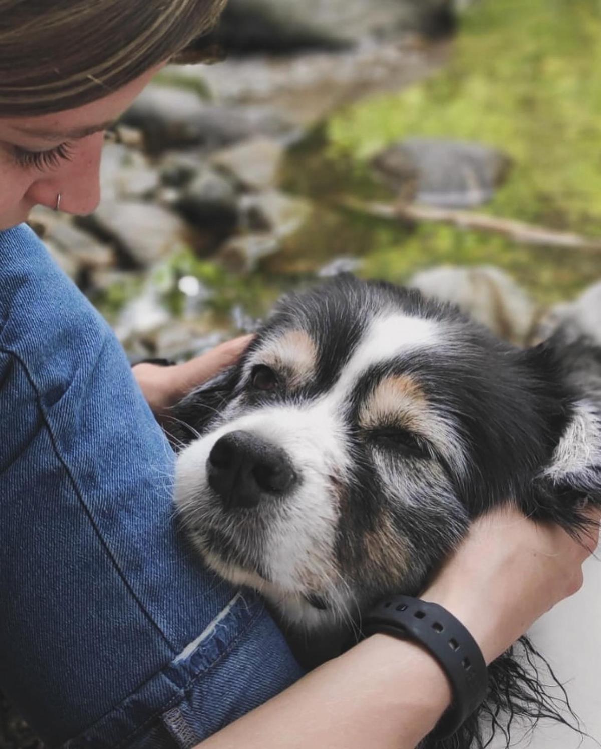 Anja hält ihren Hund Sky liebevoll im Arm – Vertrauen und Bindung